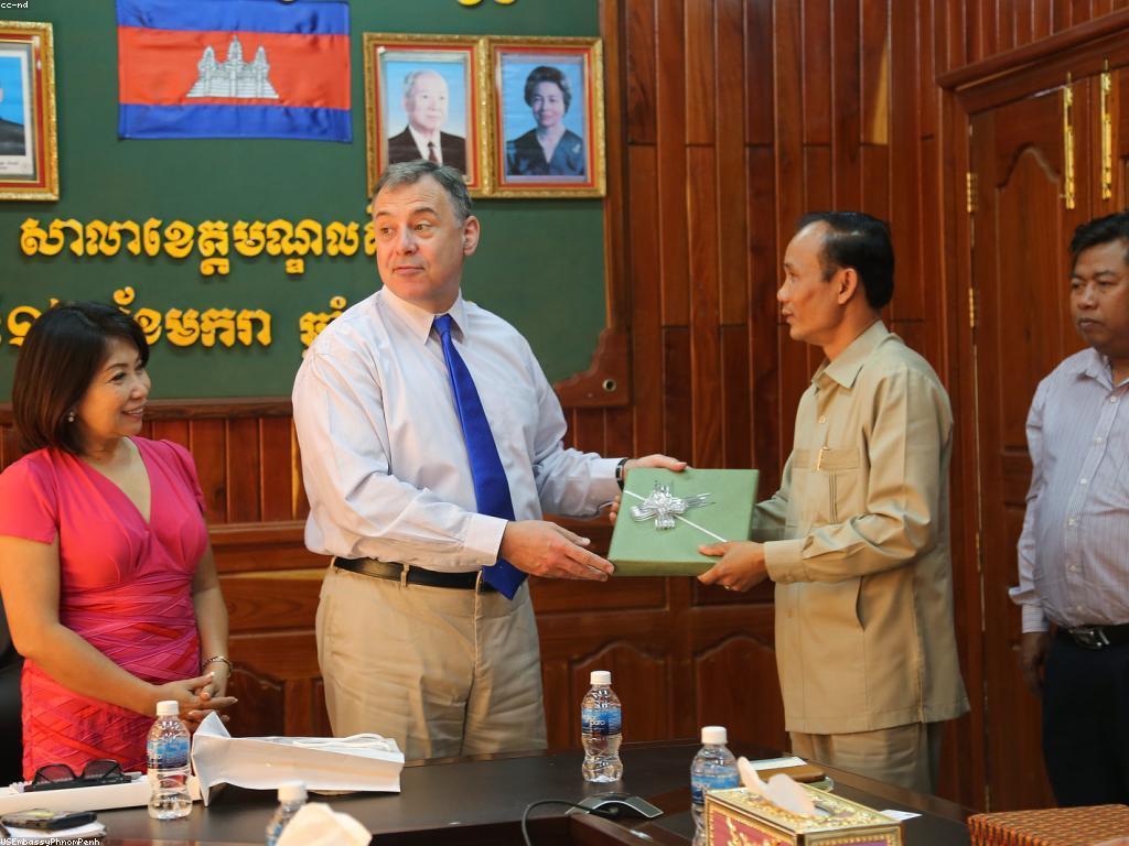មាគ៌ានៃការទិញអំណោយ: ការប្រើប្រាស់ទំនាក់ទំនងដើម្បីជ្រើសរើសអំណោយ